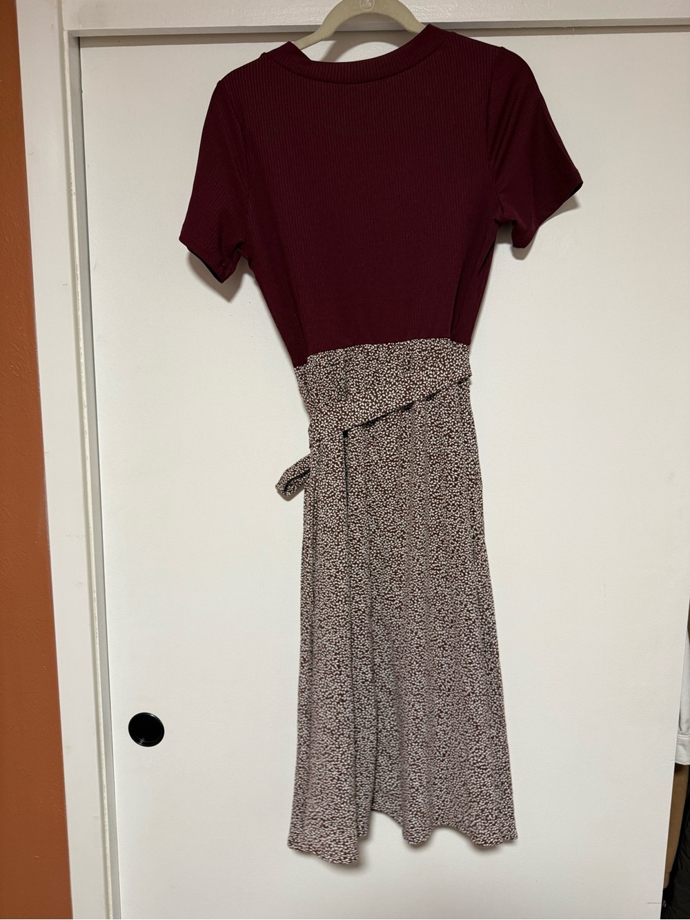Short Sleeve Ribbed Bodice Midi Dress in Burgundy and Cream - Picture 2 of 4